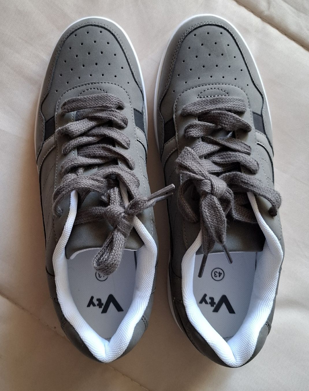Scarpe da uomo: Graue Sneaker Grösse 43, ungetragen – Nuovo (secondo la descrizione) da Dietikon venduto da Hirschkopf 1