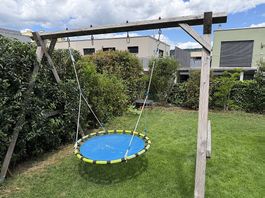 Robuste Holzschaukel für den Garten