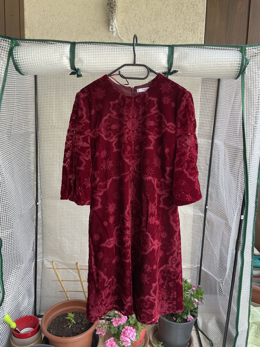 Mango Robes: Rotes Samtkleid Mango – D'occasion à Zermatt par mar_f9v6 1