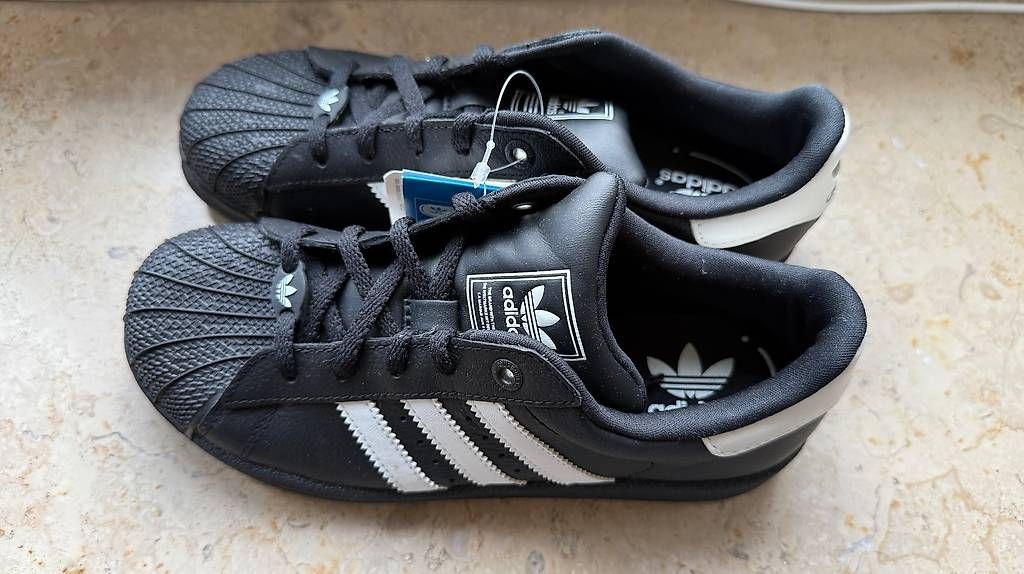Adidas Scarpe per ragazzi: Adidas Turnschuhe schwarz. Grösse 35 – Nuovo (secondo la descrizione) da Basel venduto da Boelleli69