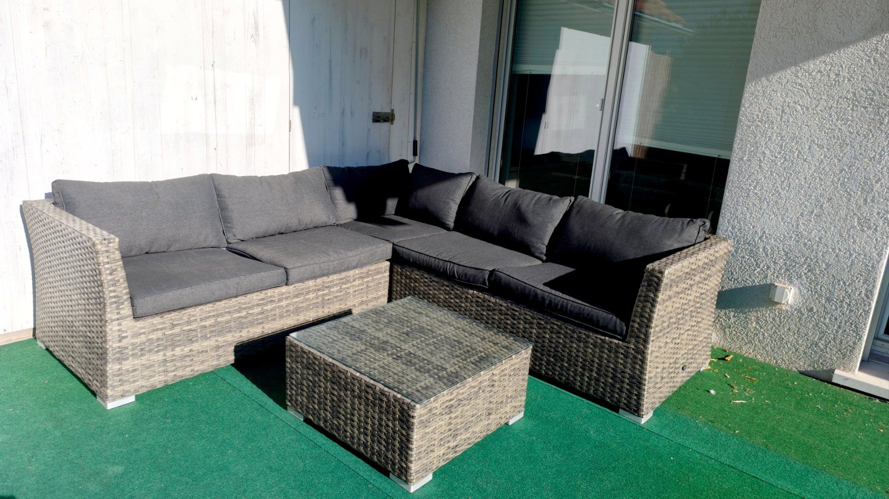 Sofas: Lounge Set Rattanoptik mit Tisch – Gebraucht aus Oberglatt ZH von Gerundetes
