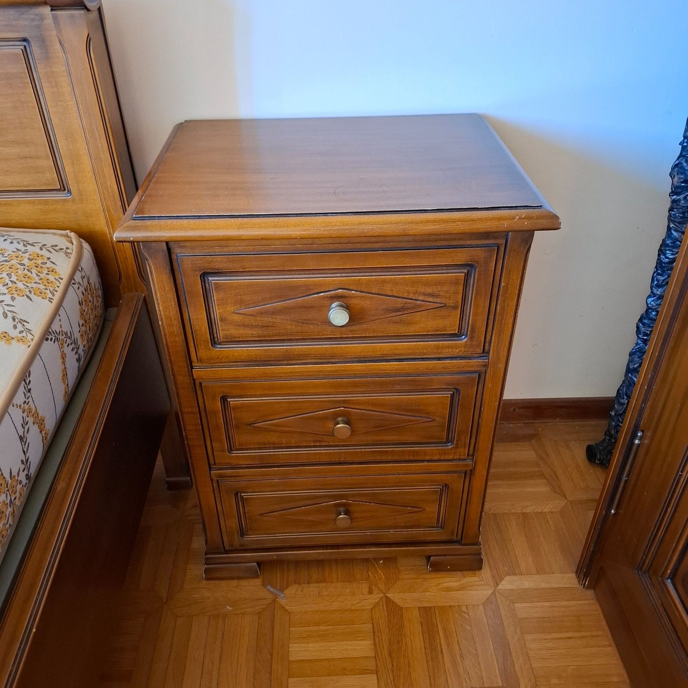 Betten: Belle chambre complète en bois massif – Gebraucht aus Préverenges von jeand55 5