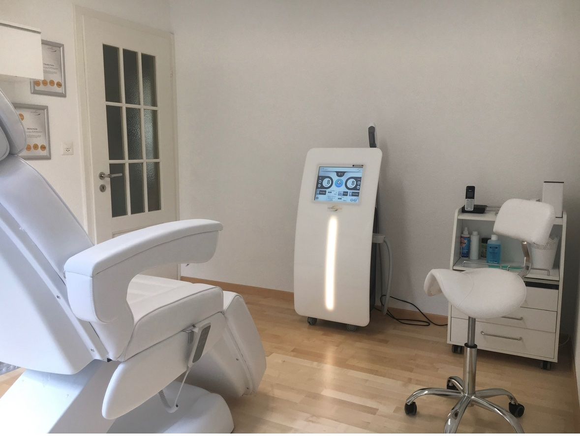 Attrezzature mediche: SHR Haarenfernungsgerät mit Zubehör – Usato da Breitenbach venduto da Powercalmo