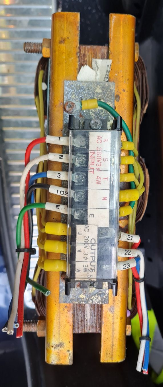 Alimentazione elettrica: Dreiphasen Transformator 380V auf 200V/25A gebraucht – Usato da Horw venduto da Arta20000 1