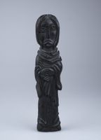 Handgeschnitzte, dunkle Holzfigur.