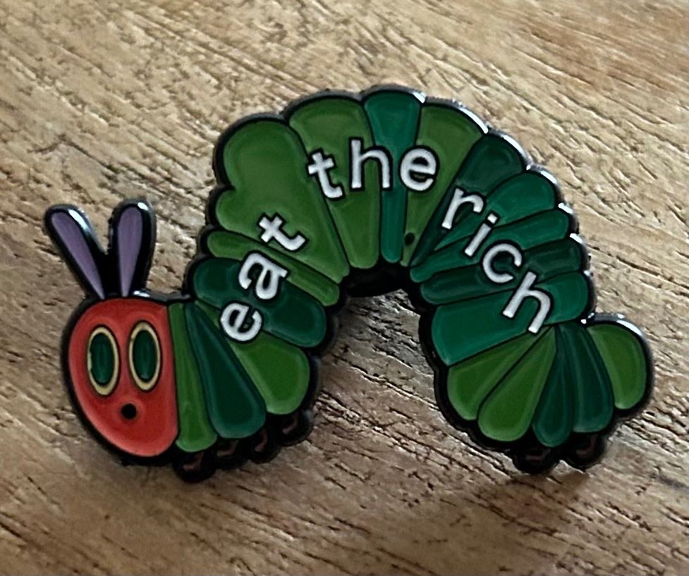 Plaquettes & Badges: Pin Raupe "Eat the Rich" – Neuf avec emballage d'origine à Geneve par vane267