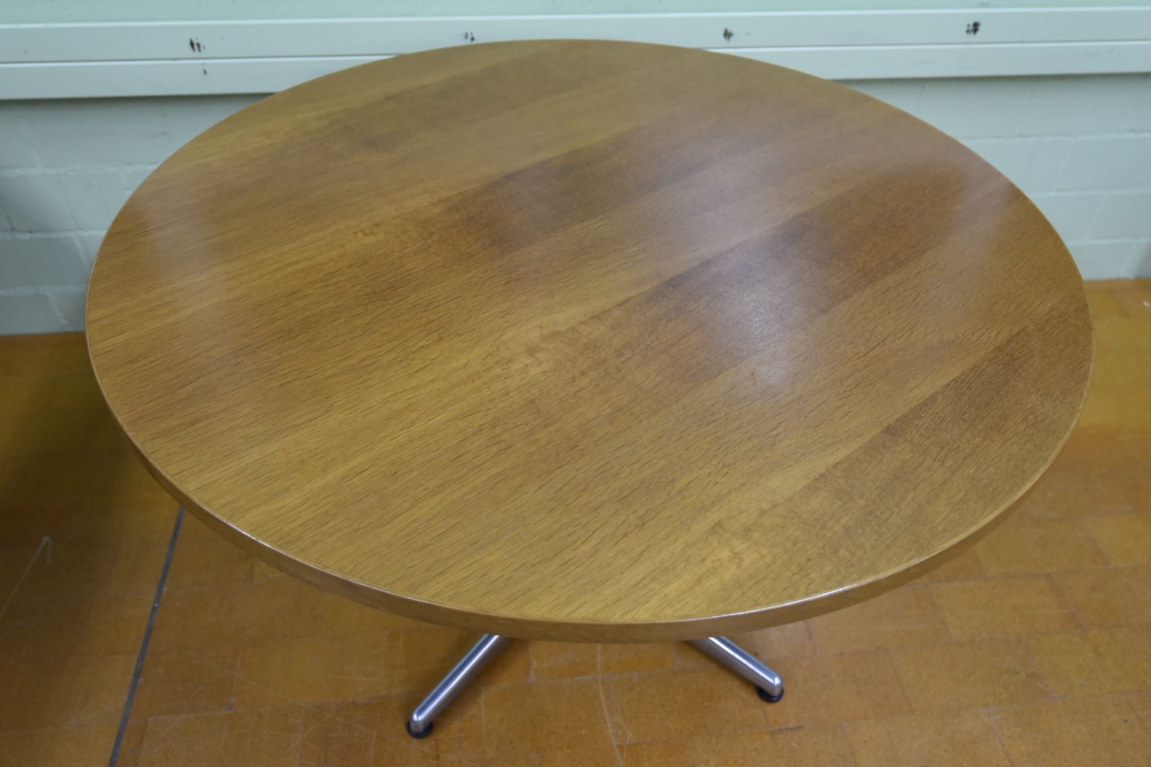 Tavoli: Designer Tisch mit Aluminium Fuss – Usato da Lichtensteig venduto da Polsterwerk 3