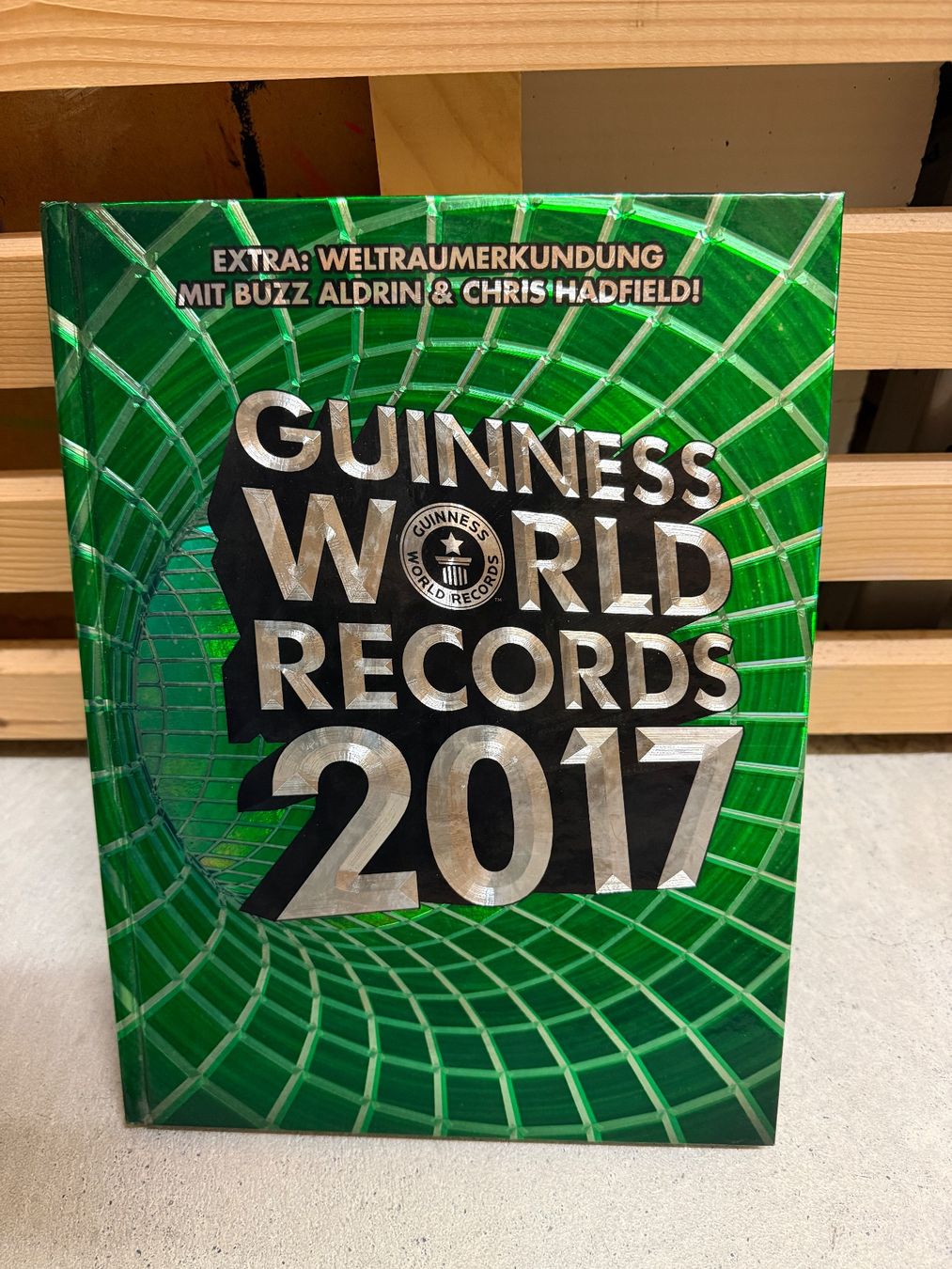 Libri: Guinness World Records 2017 Buch – Usato da Ennetbürgen venduto da sto_2rrg