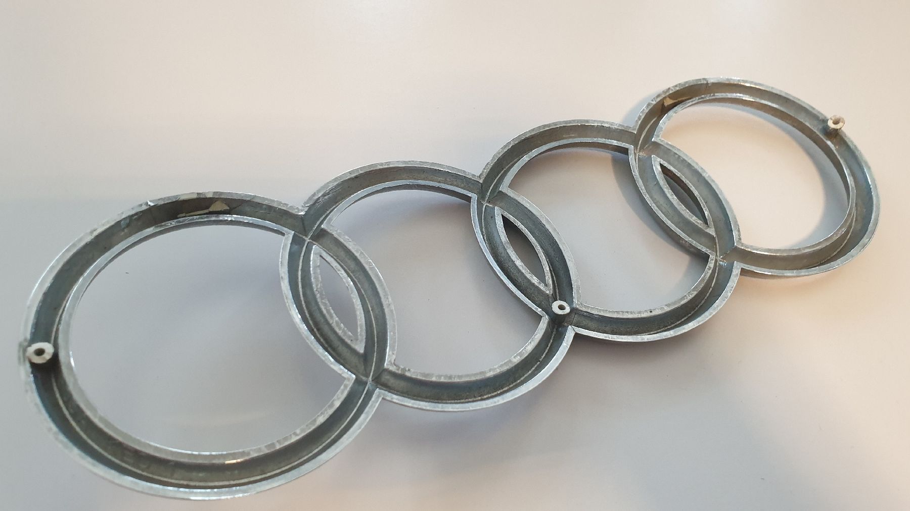Audi Tutti pezzi di ricambio auto: Alte Audi Emblem / Logo Kühlergrill – Usato da Val D Illiez venduto da SnowRoof 1