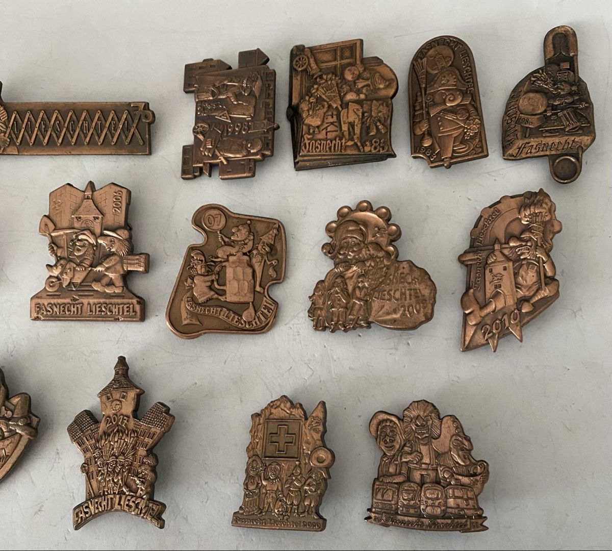 Placchette & Badge: Sammlung Fasnachtsplaketten Liestal – Nuovo (secondo la descrizione) da Allschwil venduto da Deal_Tiger99 3