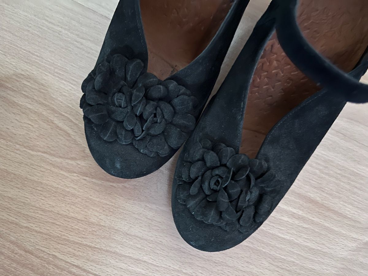 Scarpe da donna: Schwarze Pumps mit Blumen Chie Mihara , Gr. 39 – Usato da Zell ZH venduto da Spring1509 3