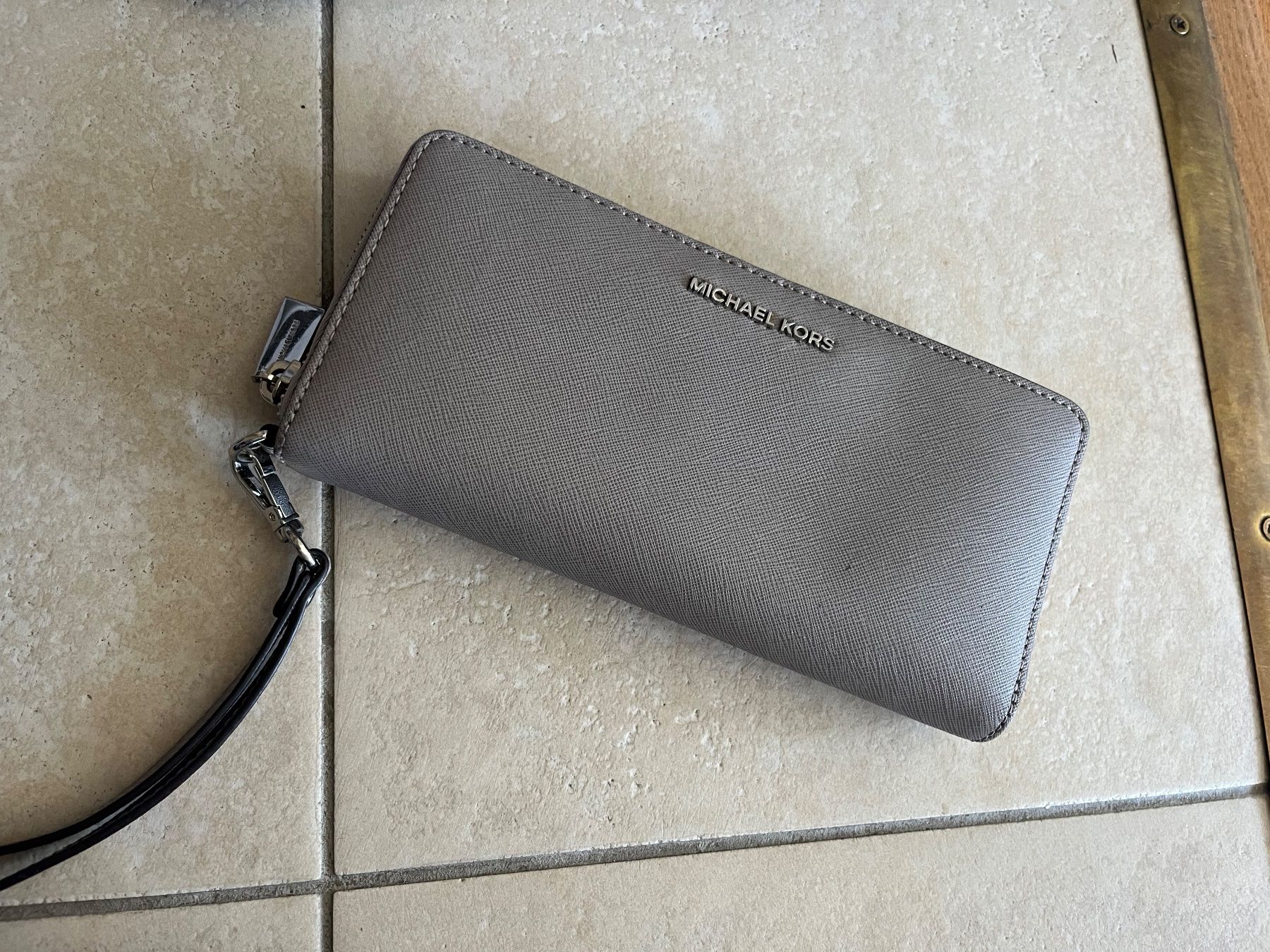 Portemonnaie: Portefeuille Michael Kors gris clair, parfait état – Gebraucht aus Le Sentier von ale_6s2k