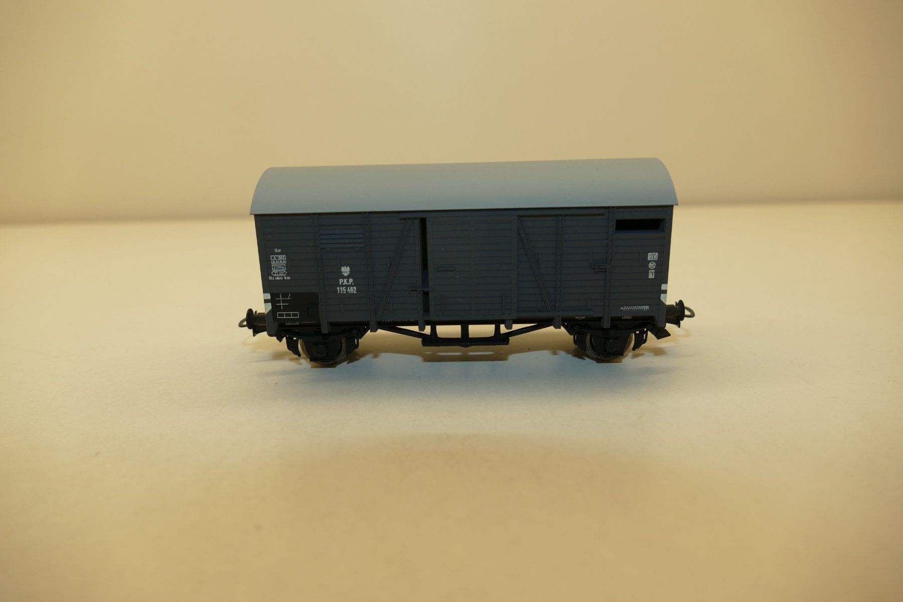 Piko Modellini di ferrovie: Piko H0: PKP Güterwagen grau – Nuovo (secondo la descrizione) da Niederhasli venduto da rail-duerst 1