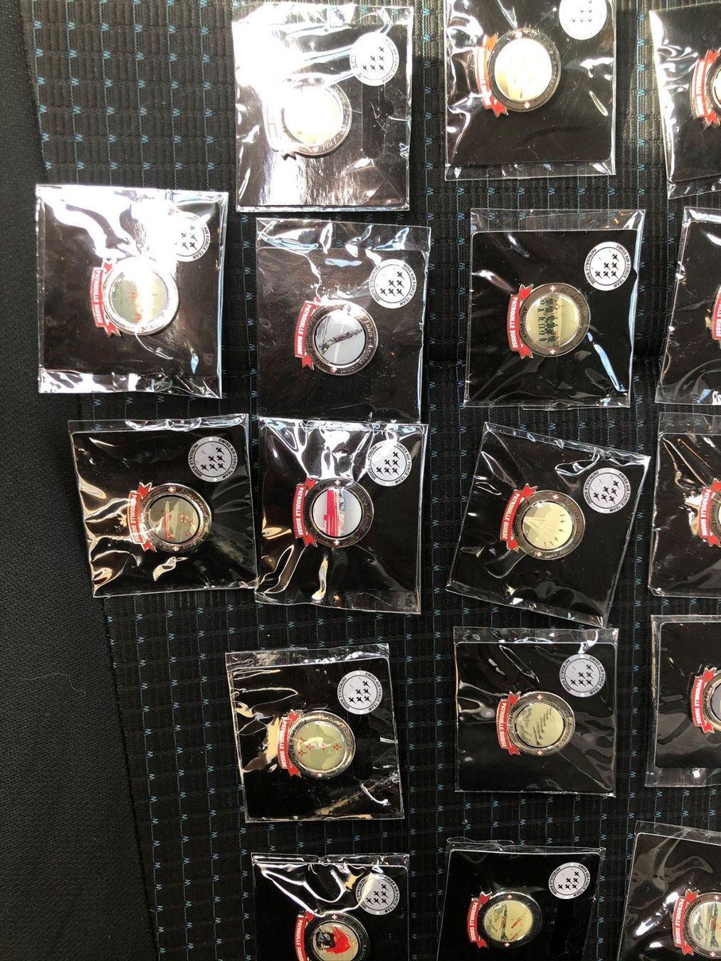 Spille: Diverse Patrouille Swiss pin – Nuovo e nell'imballaggio originale da Langwiesen venduto da eve_2xsq 3