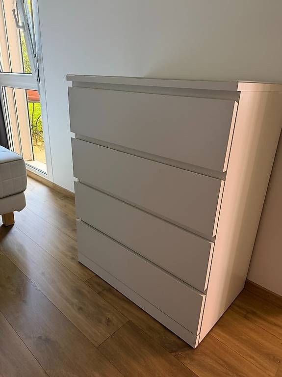 Cassettiere: Commode Malm IKEA 4 tiroirs avec plateau en verre – Usato da Lausanne venduto da yduchech