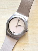 Swatch Damenuhr, elegantes Design mit Lederarmband!