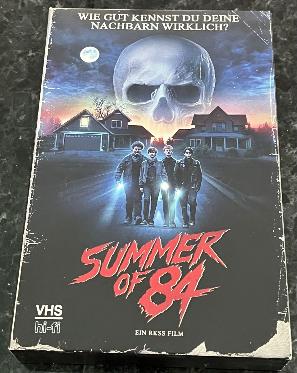 Tutti i DVDs: Summer of 84 VHS Edition – Nuovo (secondo la descrizione) da Buckten venduto da Dominoluna