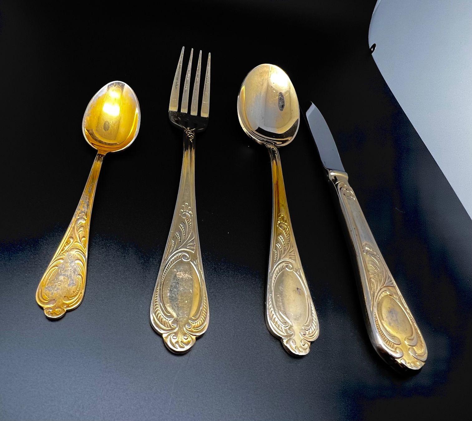 Besteck & Tafelsilber: 23/24 Karat Besteck Hartvergoldet – Gebraucht aus Basel von  6