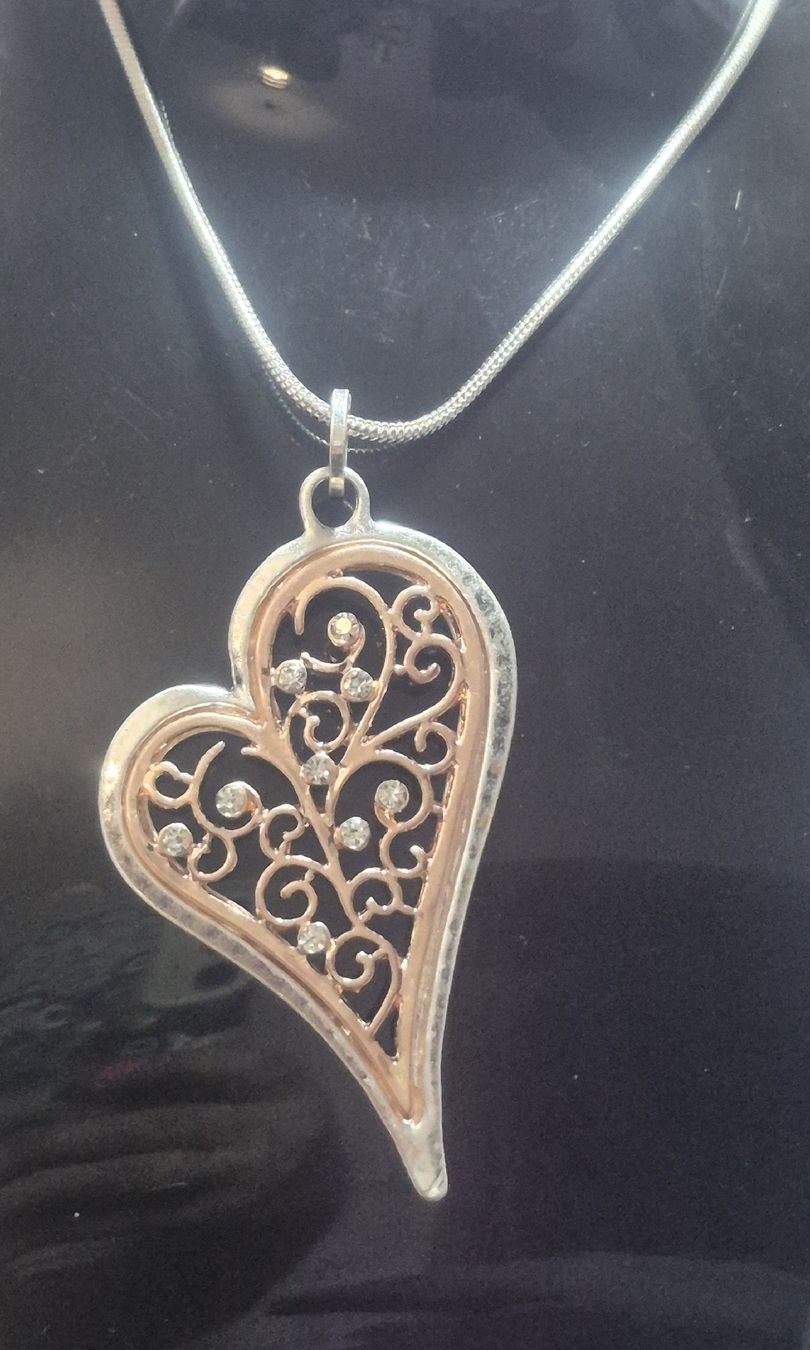 Ketten: Collana con ciondolo a cuore filigranato e strass – Neu (gemäss Beschreibung) aus Giubiasco von Stefaniav