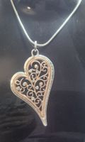 Collana con ciondolo a cuore filigranato e strass