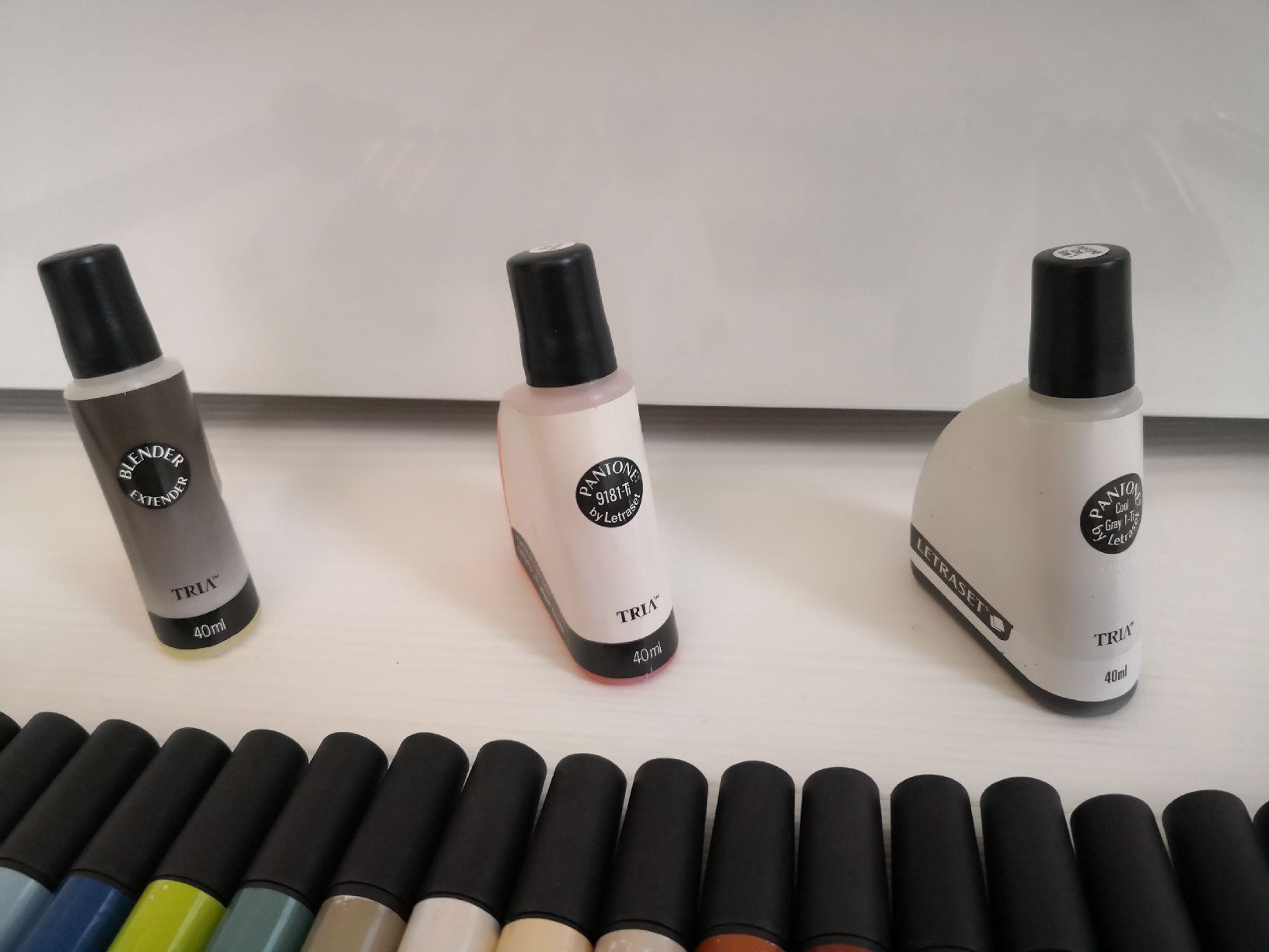 Farben: 33 STK: PANTONE-STIFTEN SET MIT ZEICHENBLOCK & CO. – Gebraucht aus Olten von Naja-Twins-Twins 7
