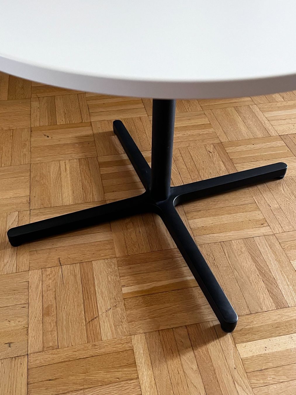 Vitra Tavoli: Vitra Table (Soft Work Table) by Edward Barber & Jay Osgerby – Usato da Lenzburg venduto da K_Eason 3