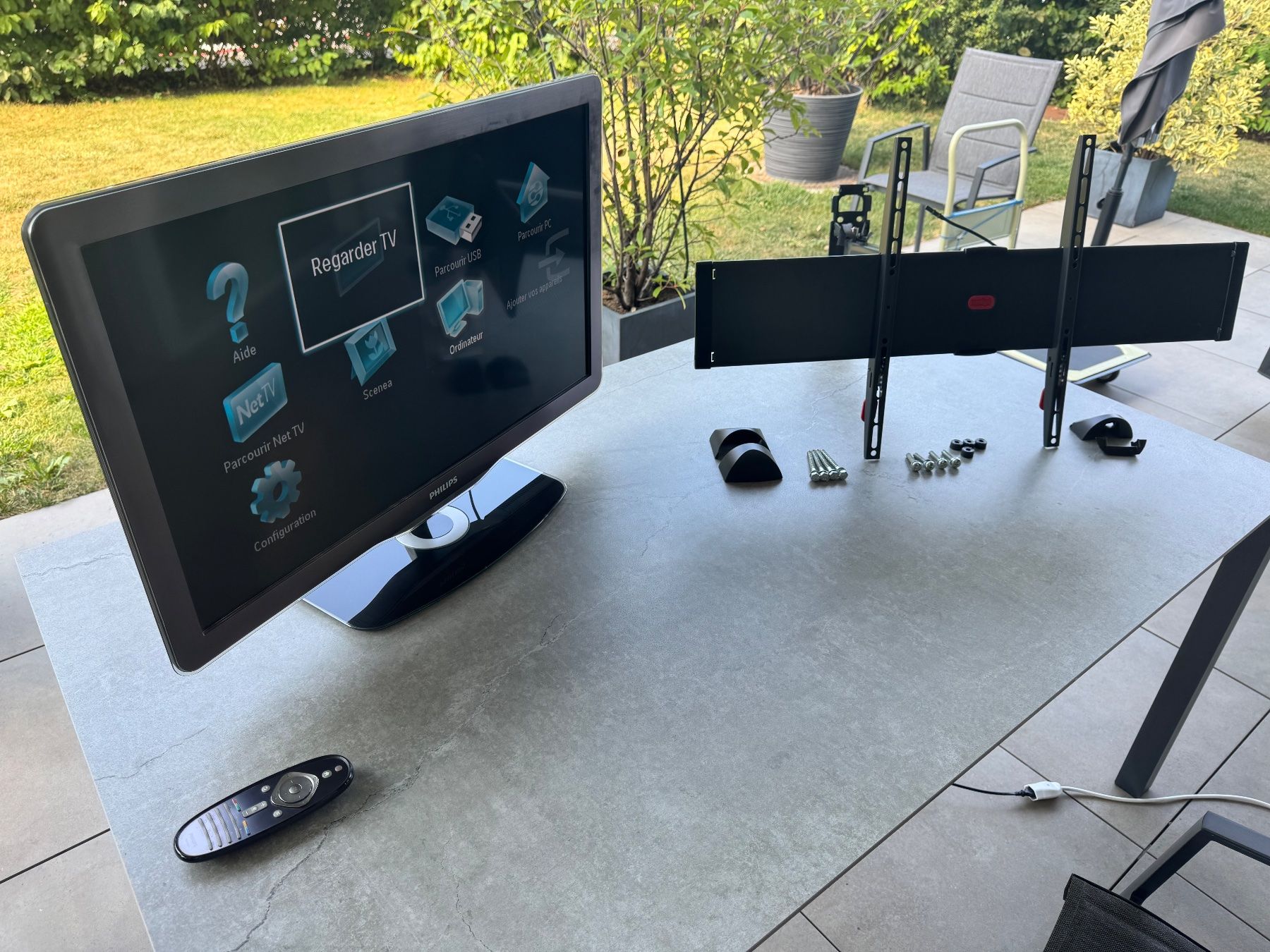 Televisori: TV Philips 32''Ambilight et support mural – Usato da St-Légier-Chiésaz venduto da pepette62
