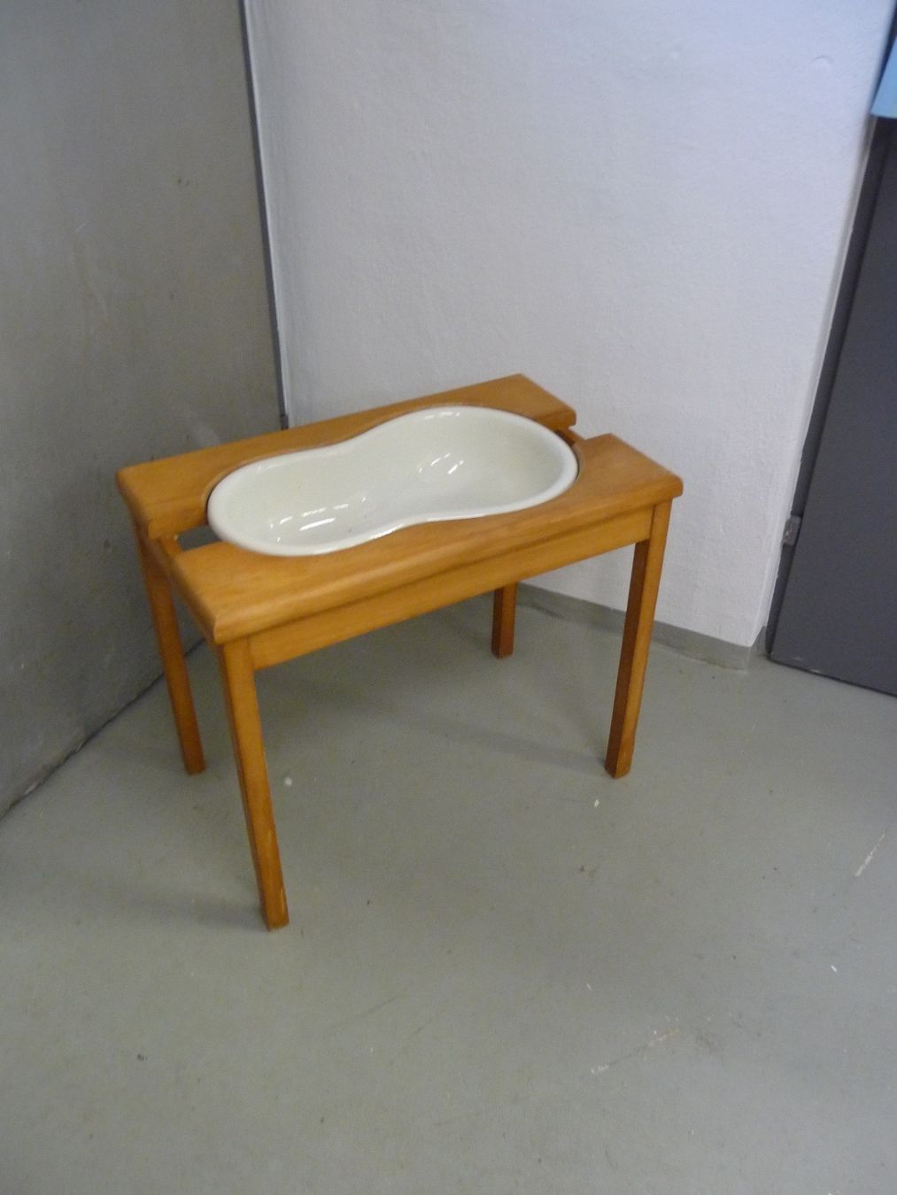 WC: altes Bidet mit Holzgestell – Usato da Rafz venduto da Powacaddy