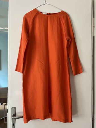 Oranges Wollkleid, Kazu