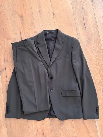 Dunkelgrüner Anzug mit Hose und Anzugsjacke