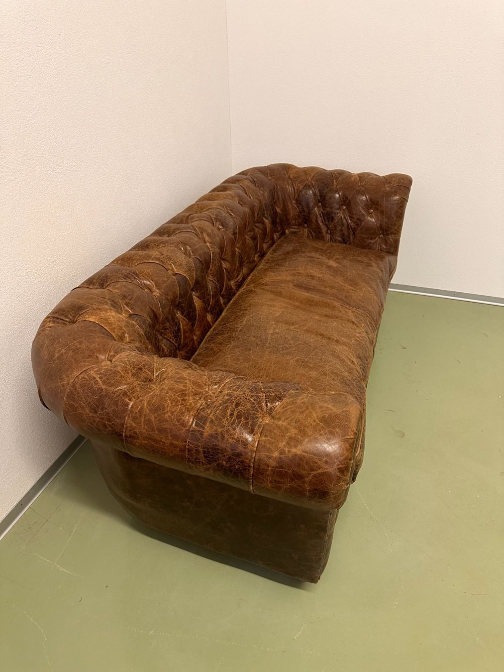 Divani: Chesterfield Echtleder Sofa – Usato da Konolfingen venduto da Bocaboca 4
