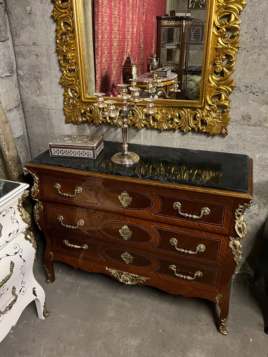 Kommoden: Commode de style Louis XV , 3 tiroirs, motif  fleuri. – Gebraucht aus geneve von louisart 5