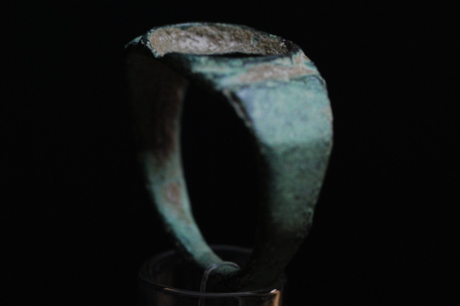 Anelli: Antiker römischer Bronze-Fingerring mit Steinfassung – Usato da Winterthur venduto da MountOlympus 4