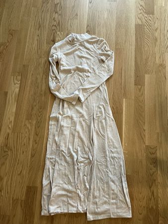 Trendiges Maxikleid in Beige, Grösse M, ideal für Herbst!