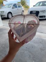 Herzbox mit Schmuck gefüllt