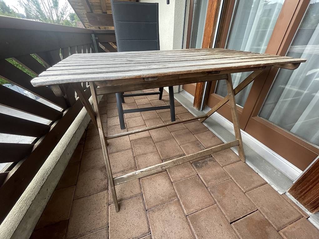Tavoli: Holz Gartentisch gratis – Usato da Unterägeri venduto da N.Iten 1