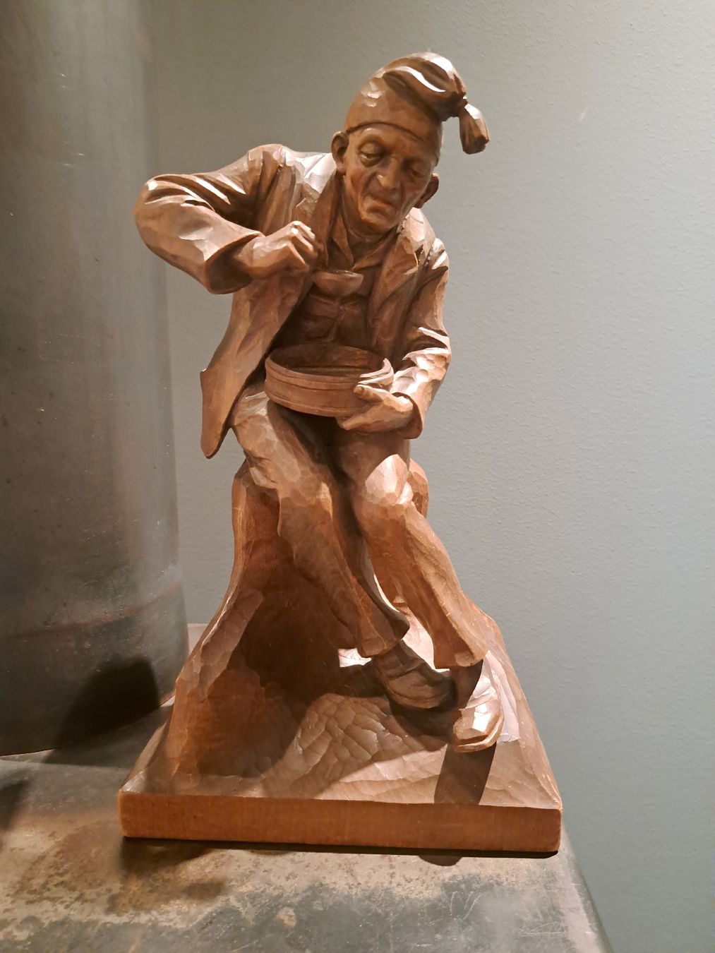 Statuette: Holzschnitzerei Mann trinkend Bauer Huggler? – Usato da bad zurzach venduto da jue_5xhl