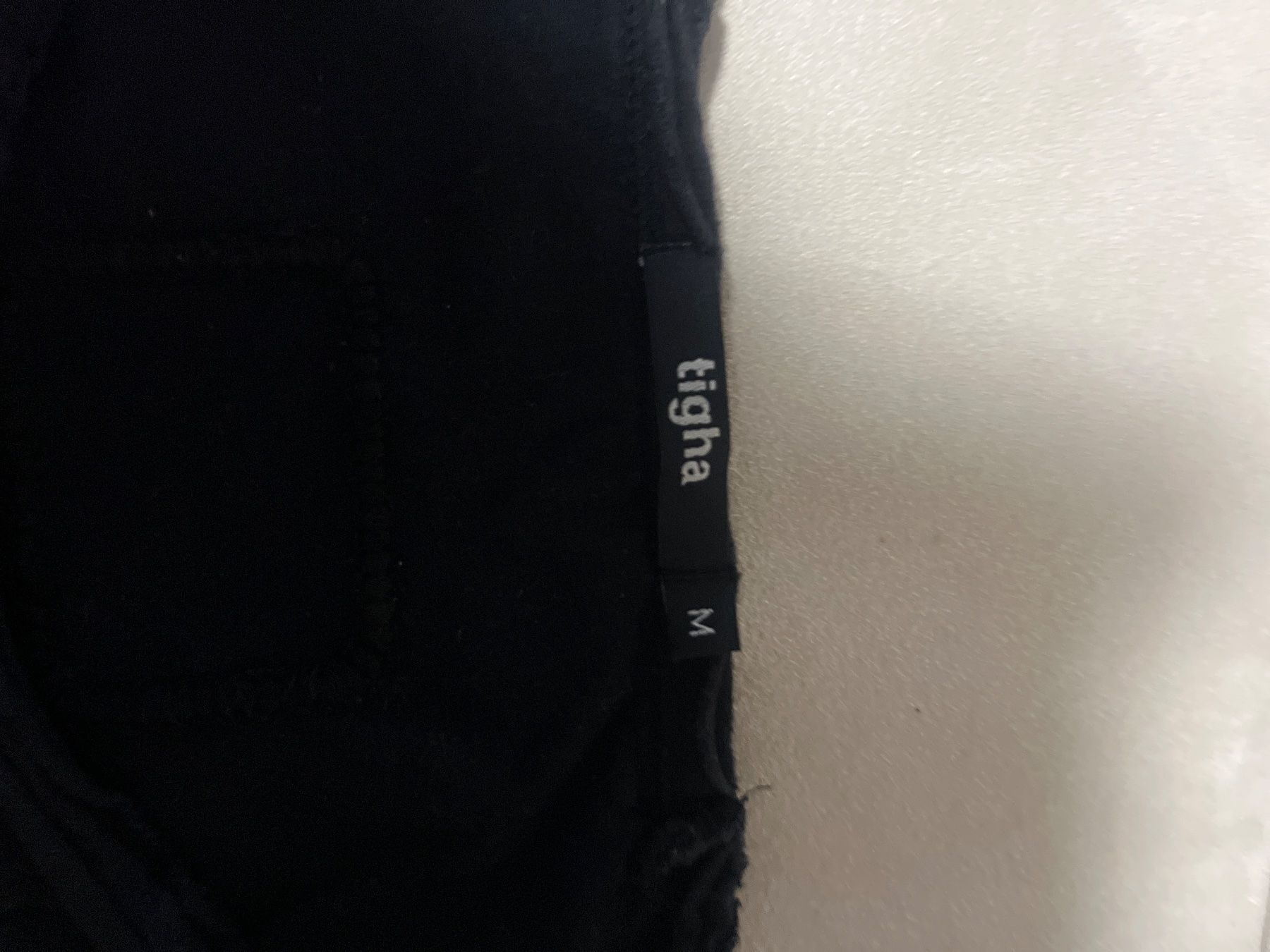 T-shirt: Schwarzes T-Shirt mit Löchern – Usato da Effretikon venduto da erbaeff 3