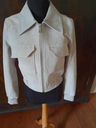 Selected Femme . Wildleder Kastenjacke . helles Taupe .