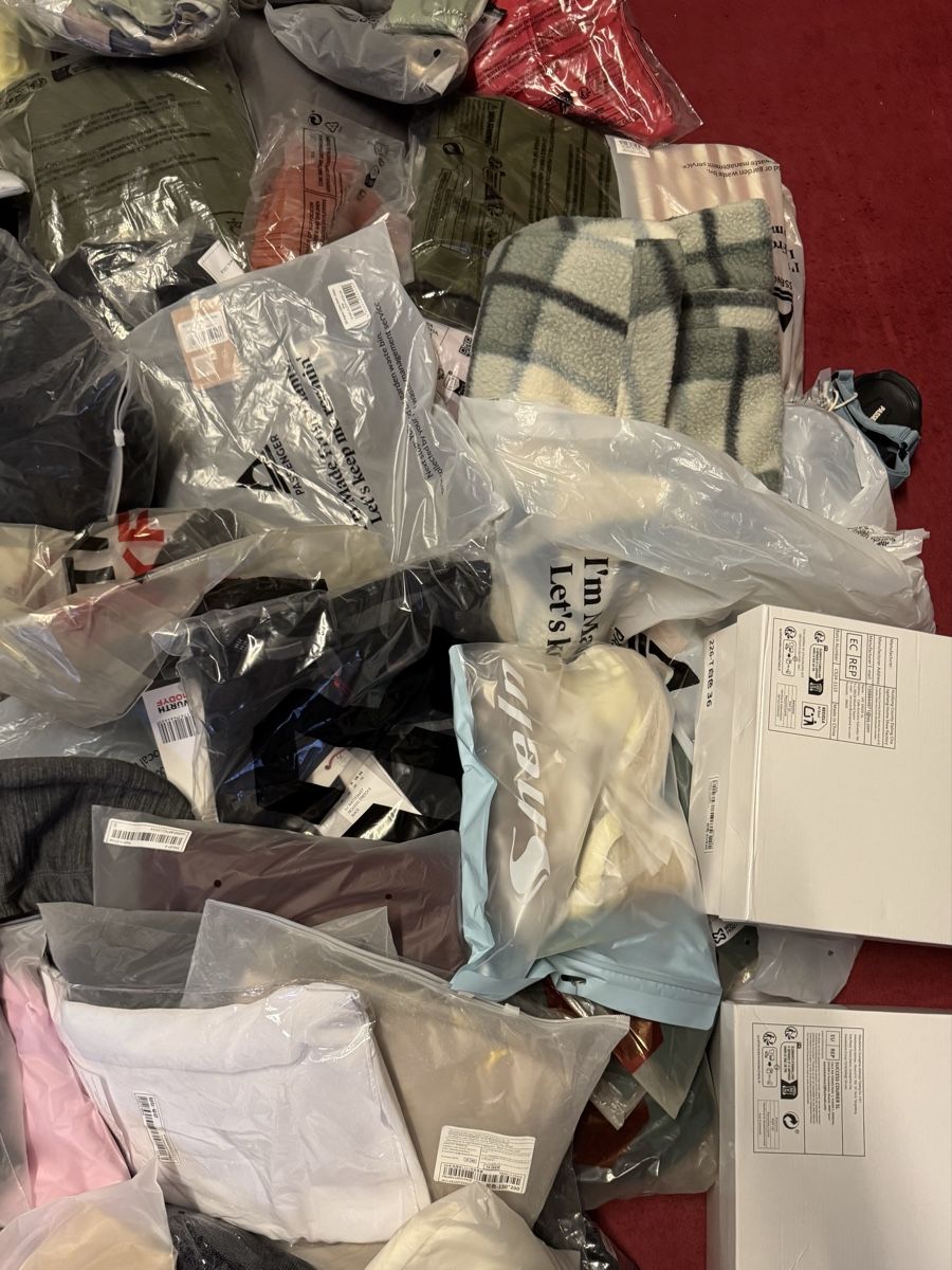 Lotti di vestiti: Lot kleide & Schuhen NEU 191 stk. – Nuovo (secondo la descrizione) da Schlieren venduto da Freundlich02 8