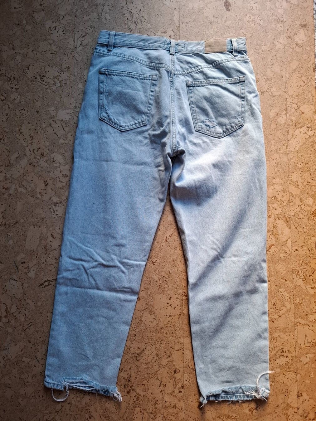 Pull&Bear Jeans: Pull&Bear Jeans hellblau mit Knie-Rissen – Usato da Thun venduto da Justin8 2