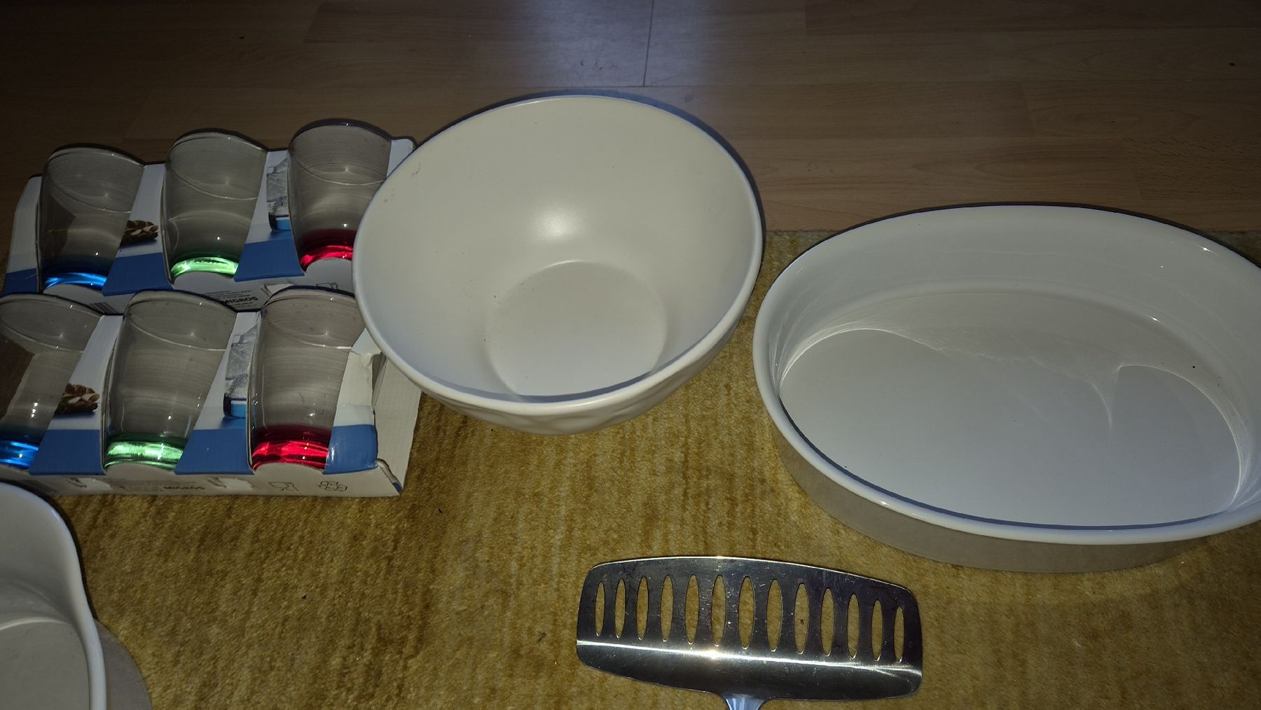 Set di piatti: Geschirrsets Gläser Löffeli neu usw – Nuovo (secondo la descrizione) da Kölliken venduto da MissesBossTop1 5