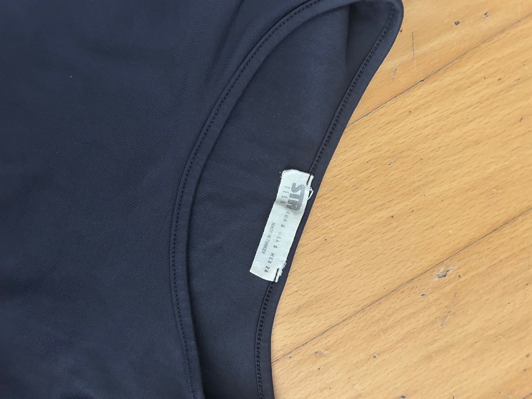 Stradivarius Top: Pflaumenfarbenes longsleeve Top – Usato da Embrach venduto da sel_tm6y 2
