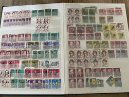 Briefmarkenalbum teilweise mit Briefmarken
