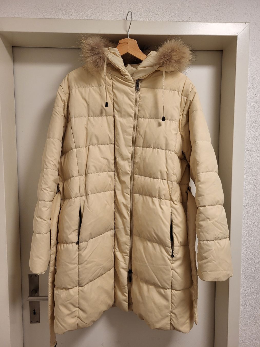 Jacken: Winter-Daunenmantel, beige, Gr. 46, mit Gürtel – Gebraucht aus Basel von Ywana 1