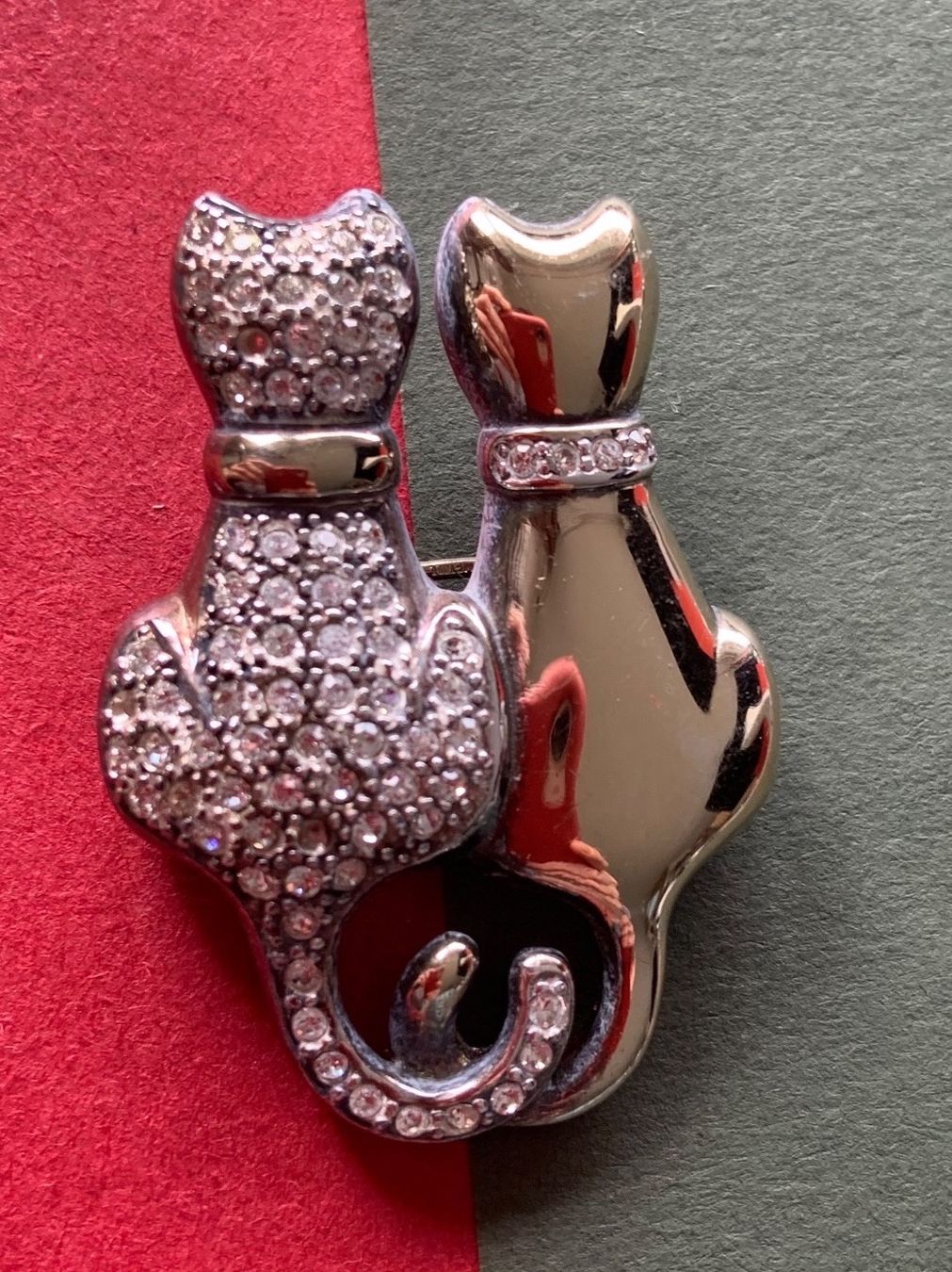 Spille & Fermagli: Brosche 2 CATs goldglanz – Usato da Laufen venduto da Bellebellezza 1