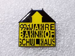 Ansteckpin 59: 99+1 Jahre Bahnhof Schulhaus