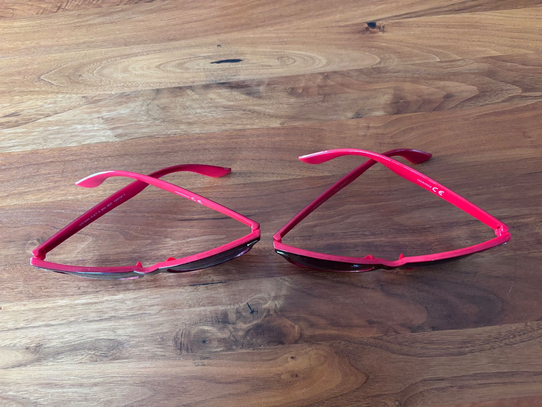 Brillen & Gläser: 2 Sonnenbrillen  Wayfarer rot/?schwarz – Neu (gemäss Beschreibung) aus Balsthal von Uroby 2