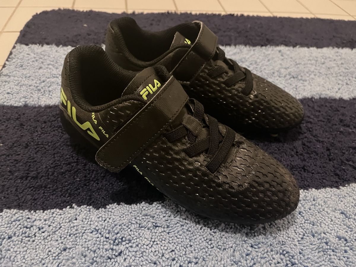 Fila Schuhe für Jungen: Fussball Schuhe (Cleats) Grösse 33 – Gebraucht aus Uster von dod_h6nw