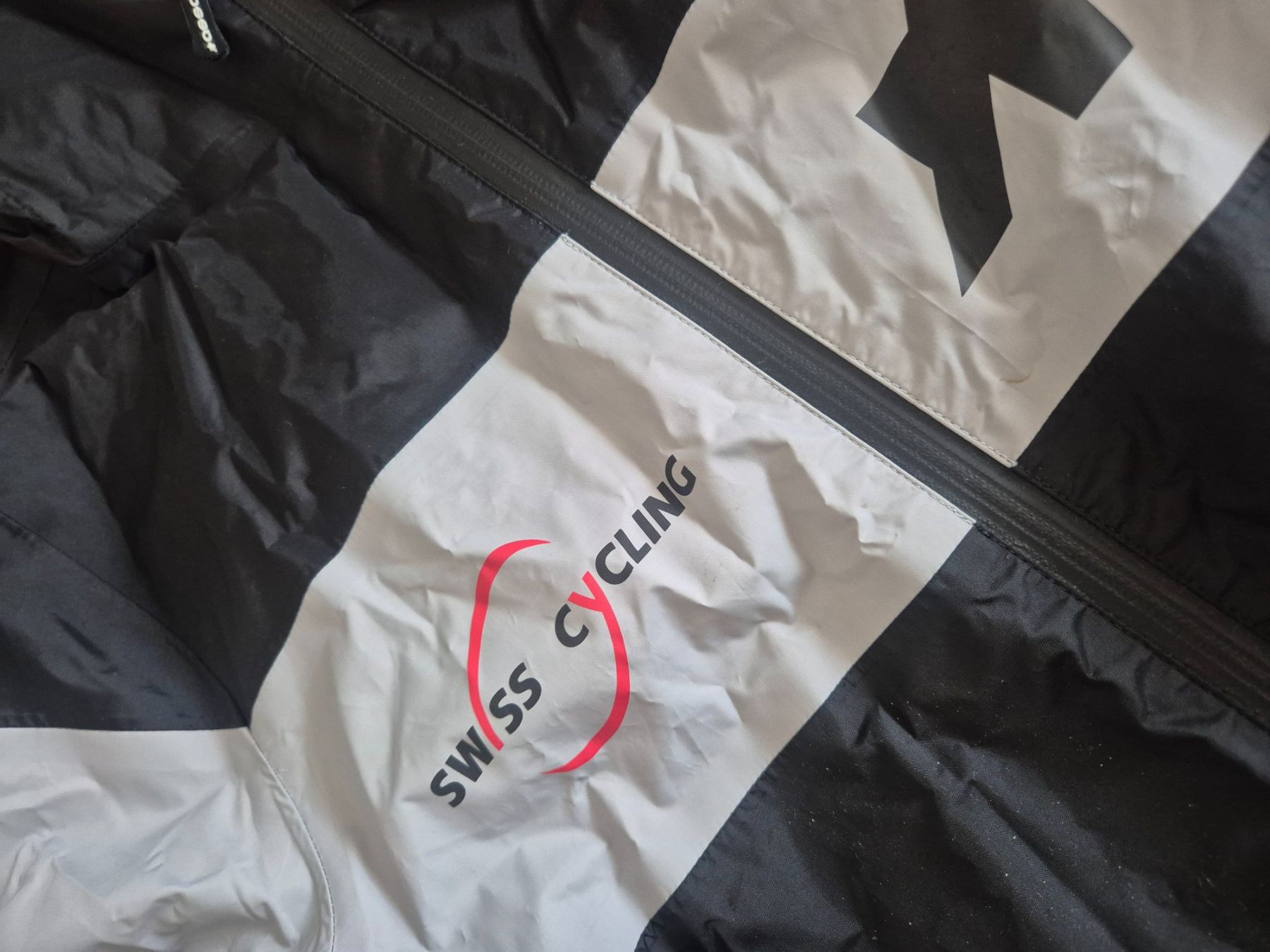 Assos Canottiere & Pantaloni: Regenjacke Swiss Cycling – Nuovo (secondo la descrizione) da Steinhausen venduto da des_zv87 2